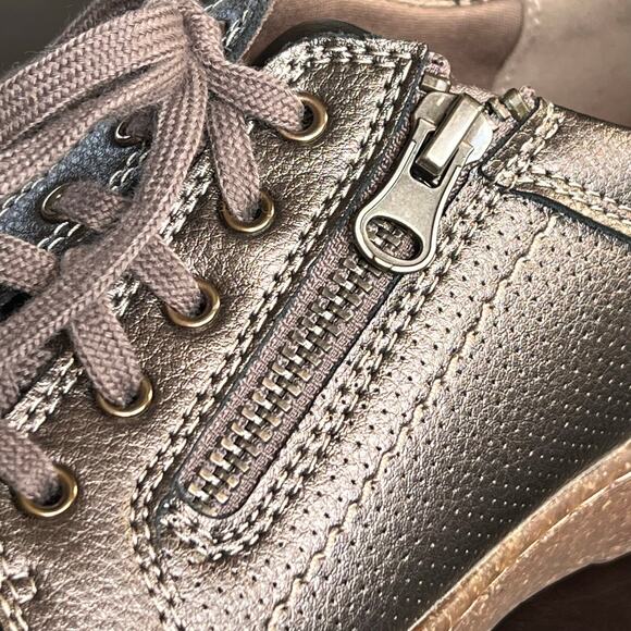 Clarks Caroline Janna Bronze Metallic Leather Sneakers Size 7 Wide - Picture 7 of 11